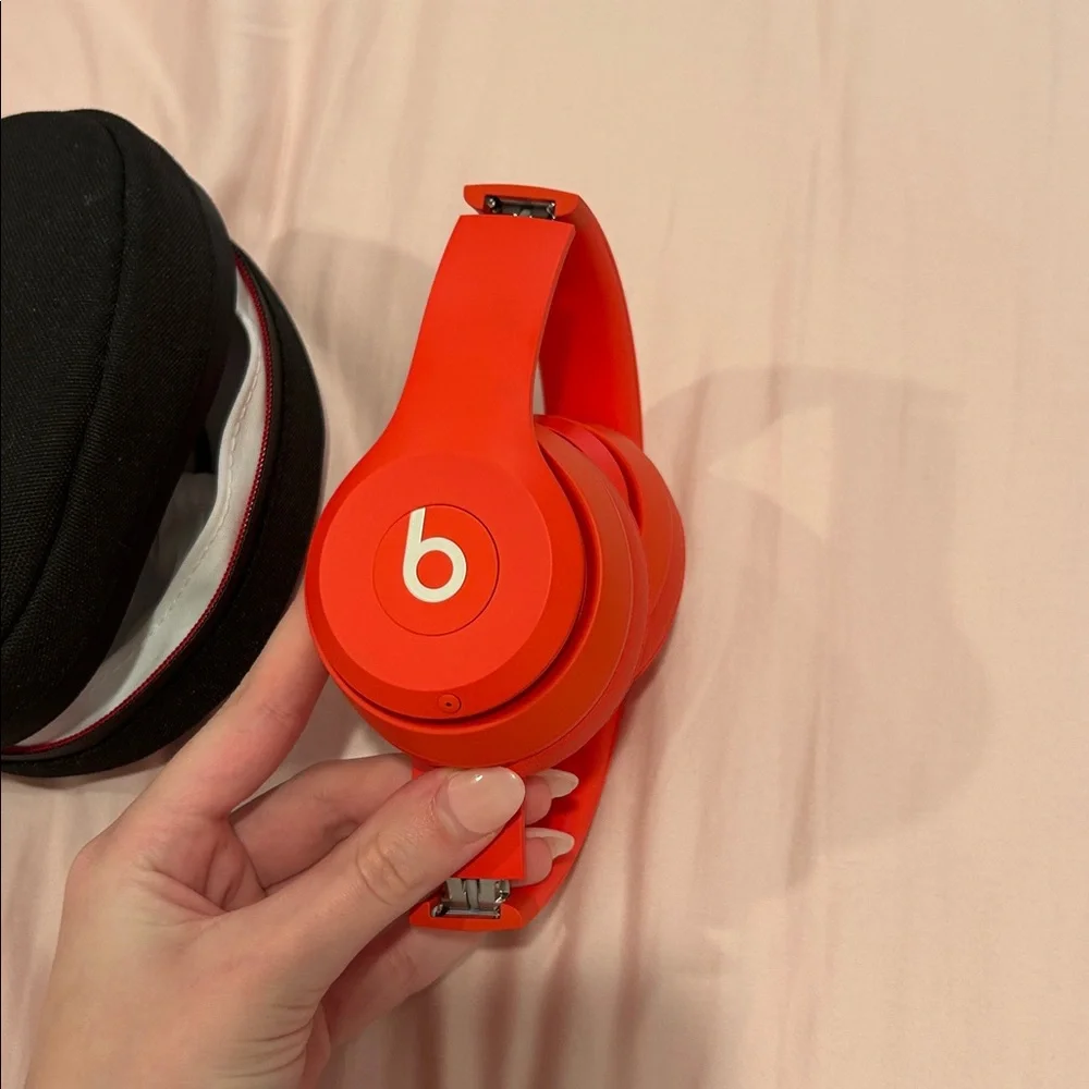Beats solo 3 Headphones - Picture 3 of 4